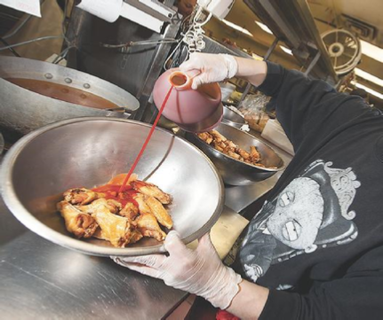 ensalsar-alitas-con-un-bowl